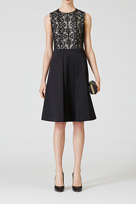 レース素材にスワロフスキーをふんだんに散りばめた、フィット&フレアシルエットワンピース