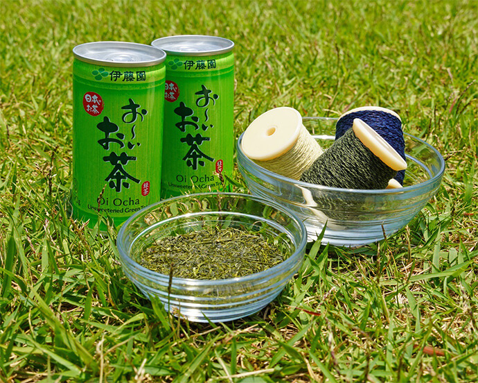 茶殻染色剤によって染め上げた糸(写真奥)