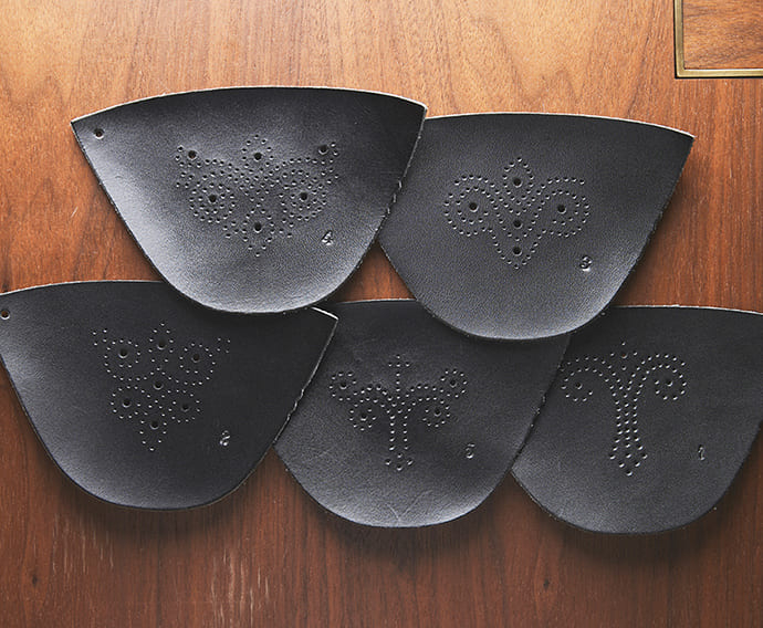 メダリオン(靴のトウ部分に施す穴飾り)