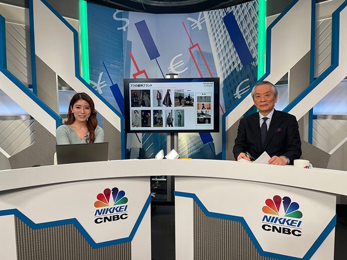 佐藤友香キャスター(左)と社長の大江(右)