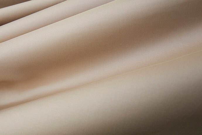 上品な光沢と深みのある色合いのシルク100%生地