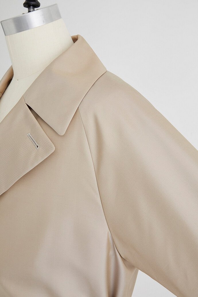 生地の美しさを活かすノンステッチの襟周り(写真:メンズ)