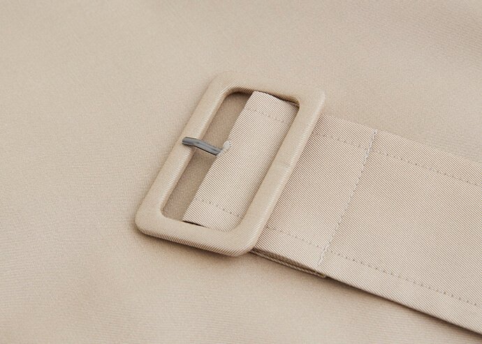 コートと同じシルク生地で手巻きしたベルトバックル(メンズ)