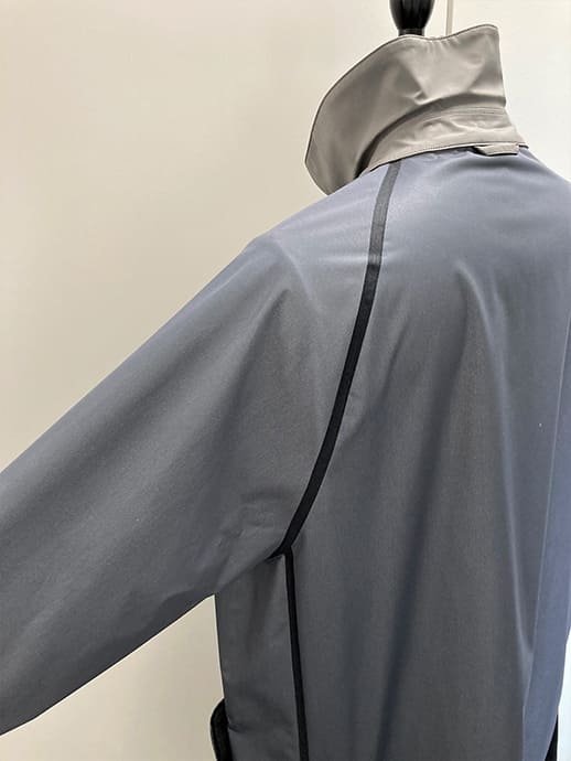 縫い代がないフラットなアームホール(写真はコートの裏側)