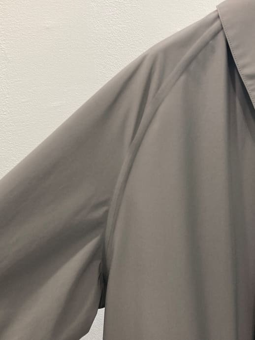 【縫い代の無いフラットなアームホール(右:表面)】