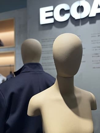 回収したコーヒーかすを原料に用いたアップサイクルトルソー 協力:アウディジャパン販売株式会社